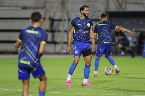 Los futbolistas olanchanos salen a calentar previo al juego.