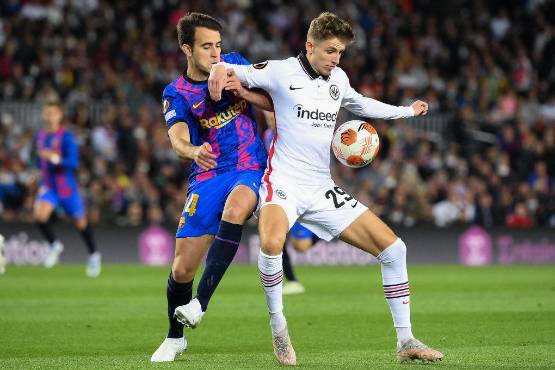 Barcelona busca el tanto del empate ante los alemanes.