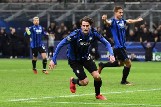 Atalanta's Dutch defender Hans Hateboer celebrates after scoring his second goal during the UEFA Champions League round of 16 first leg football match Atalanta Bergamo vs Valencia on February 19, 2020 at the San Siro stadium in Milan. (Photo by Vincenzo PINTO / AFP)