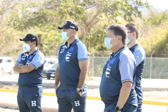 “Bolillo” Gómez sigue activo: el DT de la Selección de Honduras visitó los entrenamientos del Olimpia y compartió con Lavallén
