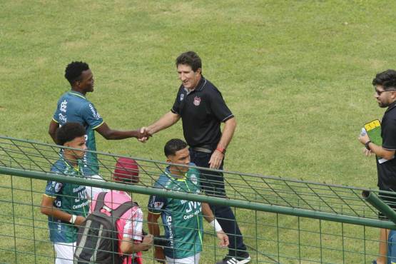 Héctor Vargas fue a saludar a la plantilla del Marathón en su visita al Yankel Rosenthal. FOTO: Neptalí Romero