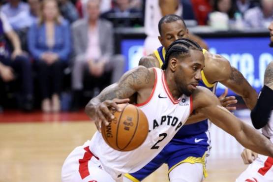 TORONTO, CANADA - MAY 30: Kawhi Leonard #2 of the Toronto Raptors handles the ball against the Golden State Warriors during Game One of the NBA Finals on May 30, 2019 at Scotiabank Arena in Toronto, Ontario, Canada. NOTE TO USER: User expressly acknowledges and agrees that, by downloading and/or using this photograph, user is consenting to the terms and conditions of the Getty Images License Agreement. Mandatory Copyright Notice: Copyright 2019 NBAE Joe Murphy/NBAE via Getty Images/AFP
