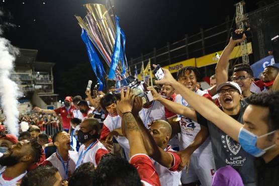 El delantero Eddie Hernández levantando la copa del tetracampeonato. Fotos Yoseph Amaya