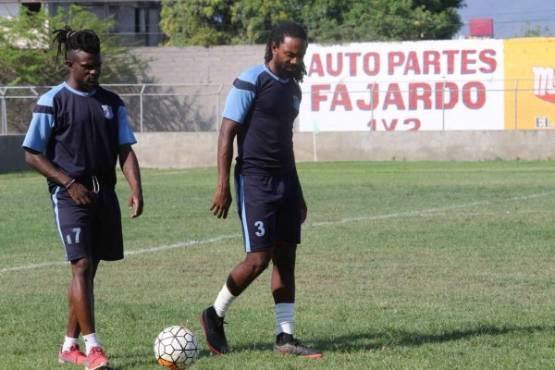 Britto y Smith planean sus celebraciones desde los entrenamientos del Honduras Progreso.
