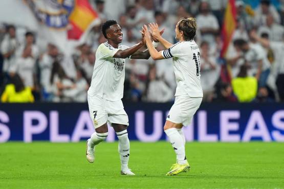Luka Modric y Vinicius celebrando el tanto del brasileño antes de la tragedia ante el AC Milan en Champions League.