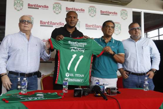 Juan Anangonó posando con la camiseta 11 en su presentación oficial con los directivos Constantino Marinakys, Rolando Peña y Alejandro Carías.