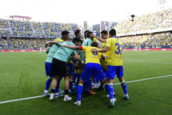 ¡Gol hondureño! Choco Lozano rompe su sequía de cinco meses y anota en el vital triunfo del Cádiz para salir del descenso