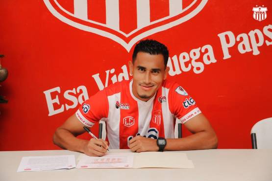 Óscar García luciendo y firmando los colores del CDS Vida.