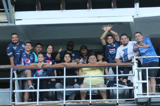 En palco apoyando al Ciclón Azul frente a los aurinegros.