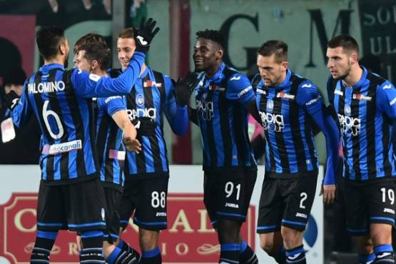 Atalanta's Colombian forward Duvan Zapata (C) celebrates scoring with teammates during the Italian Tim Cup round of eight football match Atalanta Bergamo vs Juventus on January 30, 2019 at the Atleti Azzurri d'Italia stadium in Bergamo. (Photo by Miguel MEDINA / AFP)