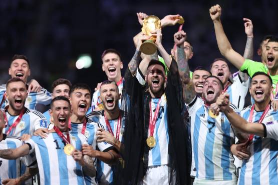 ¿Cuánto cuesta el Besht? Destapan el precio de la capa que llevó Messi cuando levantó la Copa del Mundo de Qatar