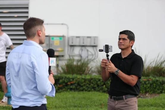 El periodista de DIEZ, Carlos Castellanos, sacando las valoraciones de la prensa argentina.