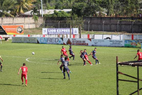 Real Sociedad y Motagua durante el juego de esta tarde en el Estadio Francisco Martínez Durón.