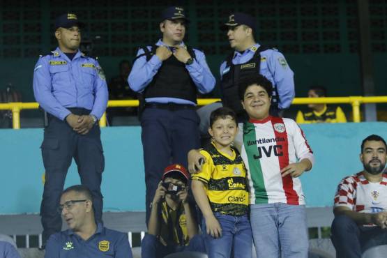 Los jóvenes posan orgullosos de sus equipos.