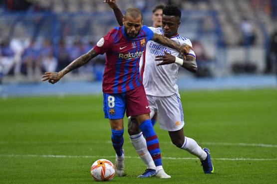 Los brasileños Dani Alves y Vinicius tuvieron un duelo bastante bravo.