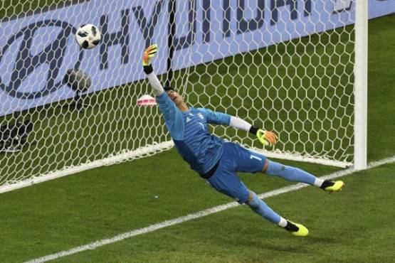 Portugal's forward Ricardo Quaresma scores the opening goal past Iran's goalkeeper Alireza Beiranvand during the Russia 2018 World Cup Group B football match between Iran and Portugal at the Mordovia Arena in Saransk on June 25, 2018. / AFP PHOTO / Mladen ANTONOV / RESTRICTED TO EDITORIAL USE - NO MOBILE PUSH ALERTS/DOWNLOADS