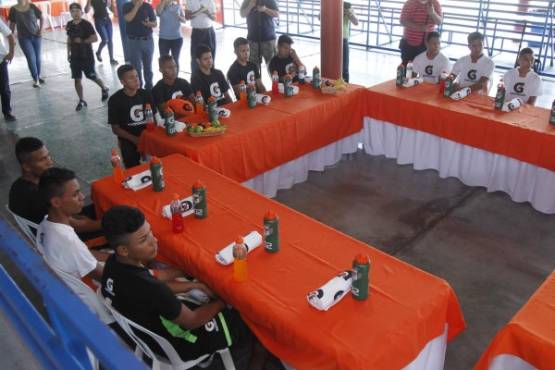 Los muchachos al momento de recibir las charlas motivacionales en las canchas de Sportmania.