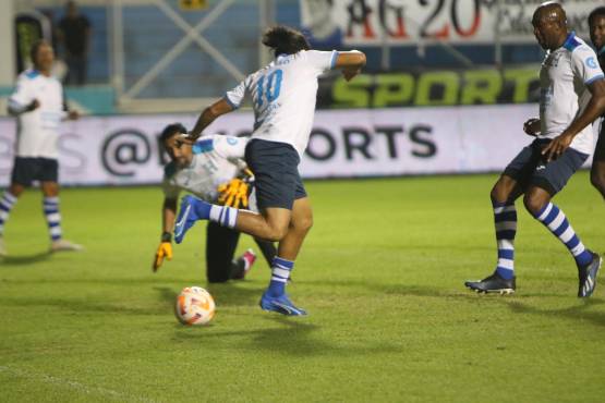 Rambo anotó de taquito el primer gol en su partido de despedida. FOTO: Andro Rodríguez
