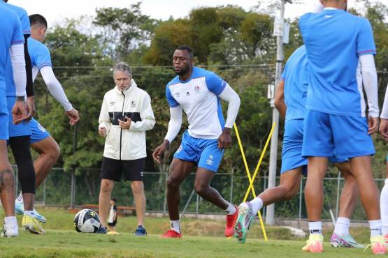 Yustin Arboleda trabajó normal con el grupo de sus compañeros previo a la final.