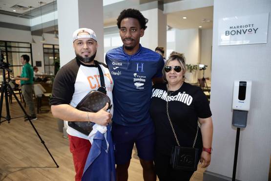 Bryan Róchez se tomó fotografías con algunos compatriotas en Miami.