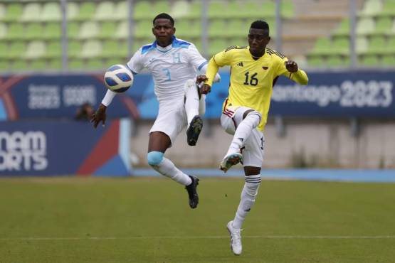 Julián Martínez disputando el balón contra Eber Moreno en el juego Honduras vs Colombia. FOTO: Cortersía.