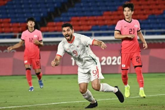 Mexico's forward Henry Martin celebrates after scoring a goal during the Tokyo 2020 Olympic Games men's quarter-final football match between Republic of Korea and Mexico at Yokohama International Stadium in Yokohama on July 31, 2021. (Photo by Lionel BONAVENTURE / AFP)