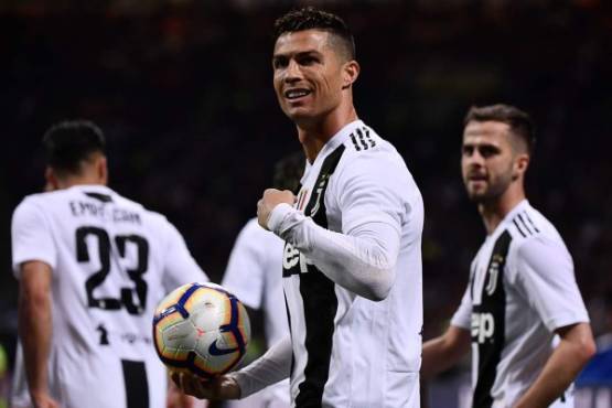 Juventus' Portuguese forward Cristiano Ronaldo (C) celebrates after scoring a goal during the Italian Serie A football match between Inter Milan and Juventus on April 27, 2019 at the San Siro stadium in Milan. (Photo by MARCO BERTORELLO / AFP)