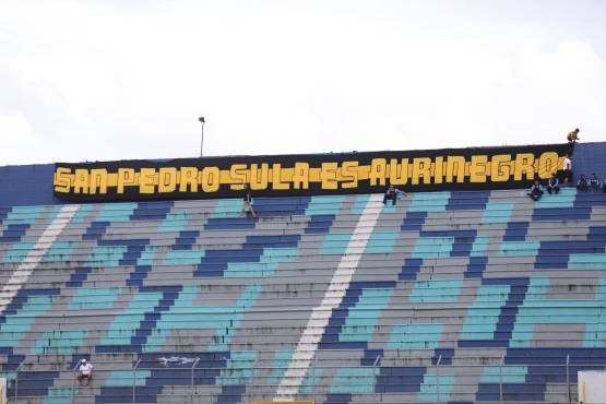 Así recibe la tarde la afición del Real España. “San Pedro Sula es aurinegro”.