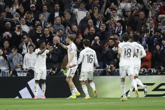 El delantero del Real Madrid Vinicius Jr. celebra su gol, segundo del equipo blanco.