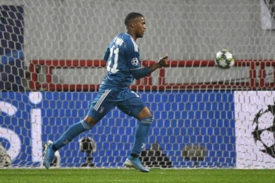 Juventus' Brazilian forward Douglas Costa celebrates after scoring a goal during the UEFA Champions League group D football match between FC Lokomotiv Moscow and Juventus at Moscow's RZD Arena stadium on November 6, 2019. (Photo by Alexander NEMENOV / AFP)