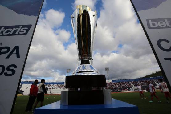 Este es el trofeo que recibirá el próximo campeón del torneo Apertura de la Liga Nacional el próximo 22 de diciembre. Fotos DIEZ