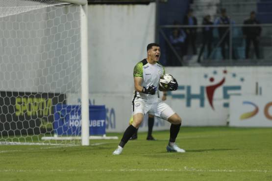 Harold Fonseca celebra el último penal que detuvo frente al meta César Samudio.