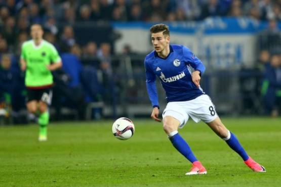 GELSENKIRCHEN, GERMANY - APRIL 20: Leon Goretzka of Schalke runs with the ball during the UEFA Europa League quarter final second leg match between FC Schalke 04 and Ajax Amsterdam at Veltins-Arena on April 20, 2017 in Gelsenkirchen, Germany. (Photo by Christof Koepsel/Bongarts/Getty Images)