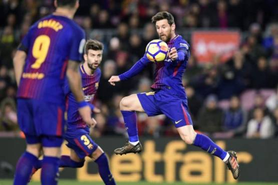 Barcelona's Argentinian forward Lionel Messi controls the ball during the Spanish league football match FC Barcelona against RC Deportivo de la Coruna at the Camp Nou stadium in Barcelona on December 17, 2017. / AFP PHOTO / JAVIER SORIANO