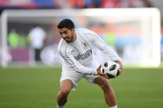 Uruguay's forward Luis Suarez warms up for the Russia 2018 World Cup Group A football match between Egypt and Uruguay at the Ekaterinburg Arena in Ekaterinburg on June 15, 2018. / AFP PHOTO / JORGE GUERRERO / RESTRICTED TO EDITORIAL USE - NO MOBILE PUSH ALERTS/DOWNLOADS