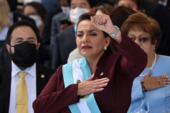 Xiomara Castro asume presidencia de una Honduras pobre y endeudada, pero optimista