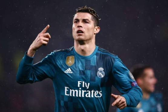 Real Madrid's Portuguese forward Cristiano Ronaldo celebrates after scoring a second goal during the UEFA Champions League quarter-final first leg football match between Juventus and Real Madrid at the Allianz Stadium in Turin on April 3, 2018. / AFP PHOTO / Marco BERTORELLO
