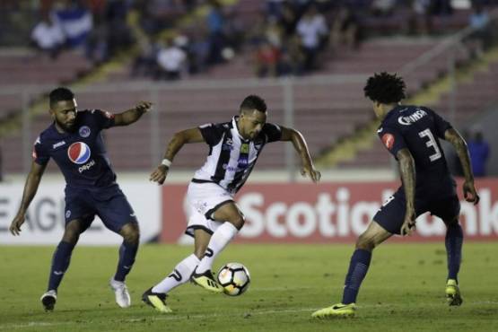 PA46. CIUDAD DE PANAMÁ (PANAMÁ) 20/09/2018. Armando Polo (c) del Tauro FC de Panamá en acción contra el Motagua FC de Honduras hoy, jueves 20 de septiembre de 2018, en un partido de semifinal de la liga Concacaf en el estadio nacional Rommel Fernández, en Ciudad de Panamá (Panamá). EFE/Bienvenido Velasco