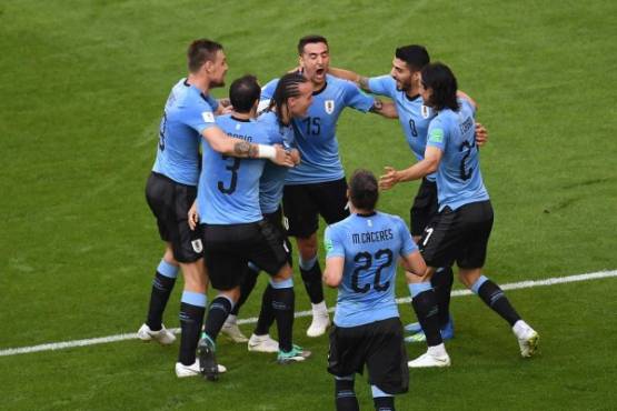 Uruguay's defender Diego Laxalt (3L) celebrates with his team-mates after scoring their second goal during the Russia 2018 World Cup Group A football match between Uruguay and Russia at the Samara Arena in Samara on June 25, 2018. / AFP PHOTO / Manan VATSYAYANA / RESTRICTED TO EDITORIAL USE - NO MOBILE PUSH ALERTS/DOWNLOADS