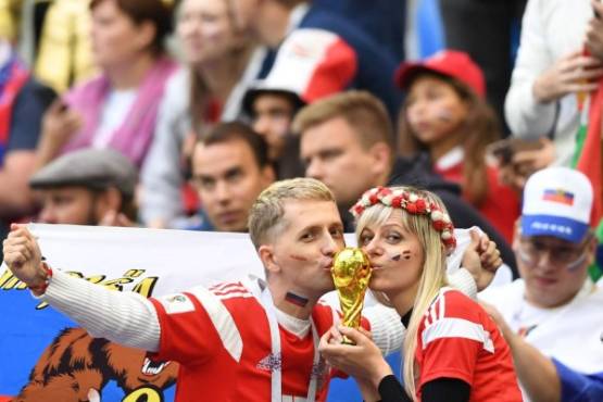 Russia's fans pose before the Russia 2018 World Cup Group A football match between Russia and Egypt at the Saint Petersburg Stadium in Saint Petersburg on June 19, 2018. / AFP PHOTO / Giuseppe CACACE / RESTRICTED TO EDITORIAL USE - NO MOBILE PUSH ALERTS/DOWNLOADS