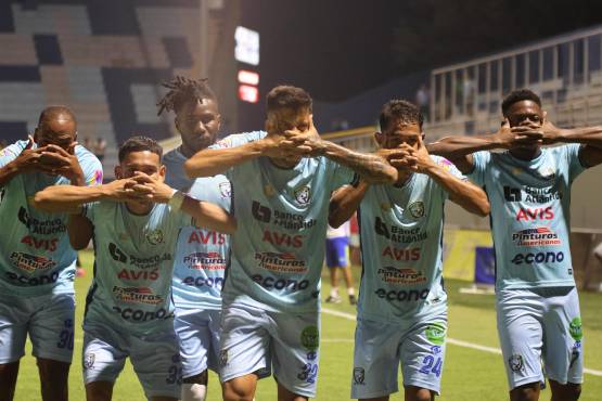 Así celebraron los futbolistas del Génesis PN luego de que Gabriel Araújo anotara el gol del empate ante Olancho FC. (Foto: Liga Hondubet)