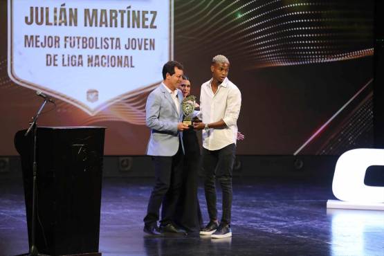 Julián Martínez, con su premio al Mejor Jugador Joven de la Liga Nacional.