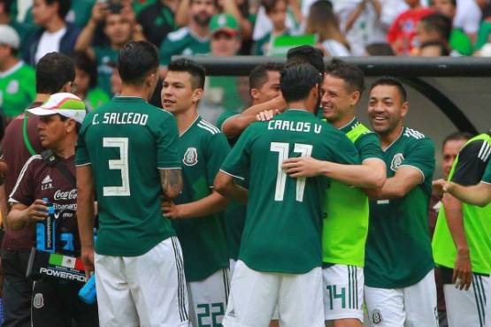 MEXICO CITY, MEXICO - JUNE 02: Players of Mexico celebrates a scored goal by Giovani Dos Santos during the International Friendly match between Mexico and Scotland at Estadio Azteca on June 2, 2018 in Mexico City, Mexico. Manuel Velasquez/Getty Images/AFP== FOR NEWSPAPERS, INTERNET, TELCOS & TELEVISION USE ONLY ==