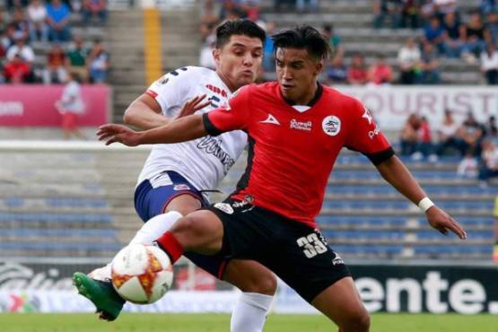 MEX029. PUEBLA (MÉXICO). 16/05/18.- El jugador de Lobos Buap, Michaell Chirinos (i), disputa la bola con Bryan Carrasco (d), de Veracruz, durante un partido de segunda jornada del torneo mexicano de fútbol, celebrado en el estadio Universitario BUAP, en Puebla (México) hoy, domingo 29 de julio de 2018. EFE/Hilda Ríos