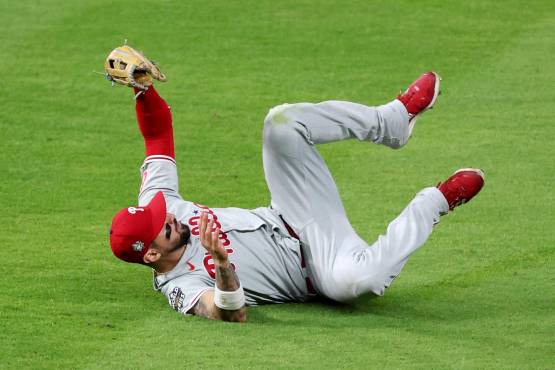 Atrapadón de Nick Castellanos que salva a Phillies de la derrota y envía el juego a extra innings.
