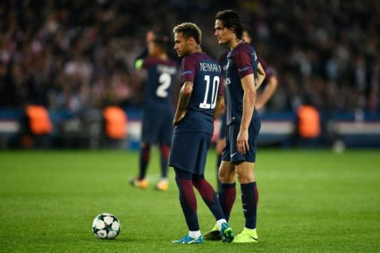 Paris Saint-Germain's Brazilian forward Neymar (L) and Paris Saint-Germain's Uruguayan forward Edinson Cavani stands by the ball before a free kick during the UEFA Champions League football match between Paris Saint-Germain and Bayern Munich on September 27, 2017 at the Parc des Princes stadium in Paris. / AFP PHOTO / CHRISTOPHE SIMON
