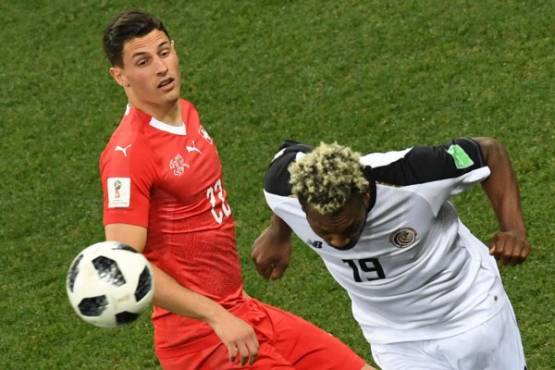 Switzerland's defender Fabian Schaer (L) vies for the ball with Costa Rica's defender Kendall Waston during the Russia 2018 World Cup Group E football match between Switzerland and Costa Rica at the Nizhny Novgorod Stadium in Nizhny Novgorod on June 27, 2018. / AFP PHOTO / Dimitar DILKOFF / RESTRICTED TO EDITORIAL USE - NO MOBILE PUSH ALERTS/DOWNLOADS