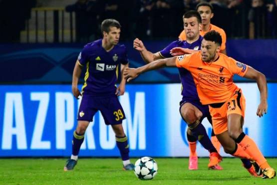 Liverpool's British midfielder Alex Oxlade-Chamberlain (R) vies with Maribor's Slovenian defender Mitja Viler (rear R) during the UEFA Champions League group E football match between NK Maribor and Liverpool at the Ljudski vrt Stadium, in Maribor, on October 17, 2017. / AFP PHOTO / Jure MAKOVEC
