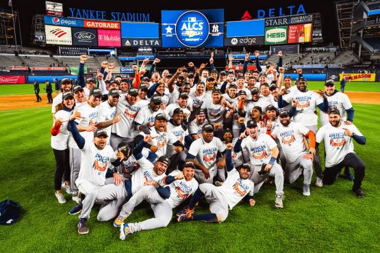 Así festejaron los Astros y Mauricio Dubón el título de la Liga Americana tras vencer a Los Yankees.