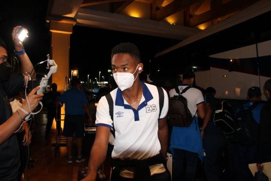 Hugo Pérez, entrenador de El Salvador a su arribo a SPS: “Se sorprende que Honduras esté en último lugar”